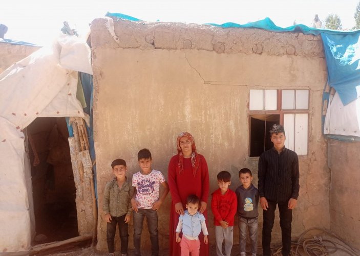 Hakkari'de tek odalı evde 6 çocuğuyla yaşayan kadın yardım bekliyor