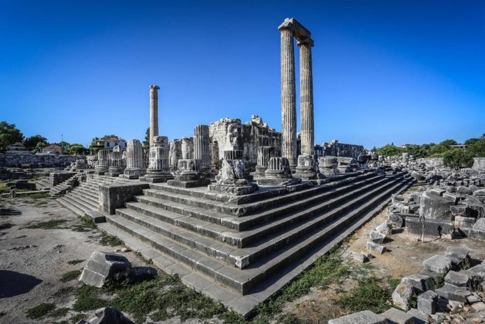 Dünyanın ilk kehanet merkezi Apollon Tapınağı