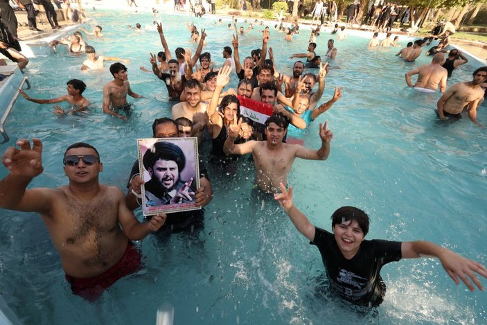 Sadr yanlıları, Cumhurbaşkanlığı'ndaki havuzda yüzdü