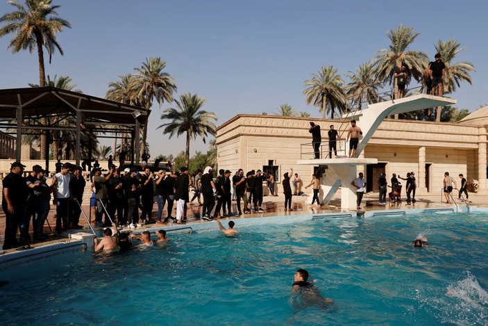 Sadr yanlıları, Cumhurbaşkanlığı'ndaki havuzda yüzdü