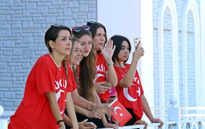 Antalya'da tatilcilerin 30 Ağustos kutlamaları