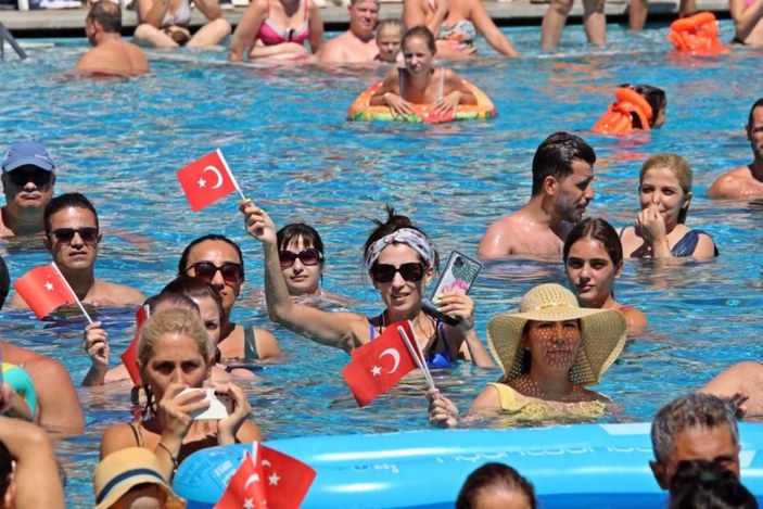 Antalya'da tatilcilerin 30 Ağustos kutlamaları