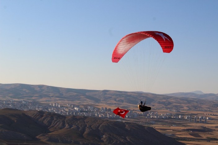 Sivas'ta 30 Ağustos Zafer Bayramı'nı havada kutladılar