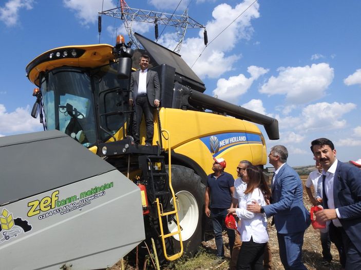 Vali Kırbıyık, biçerdövere binerek ayçiçeği hasadı yaptı