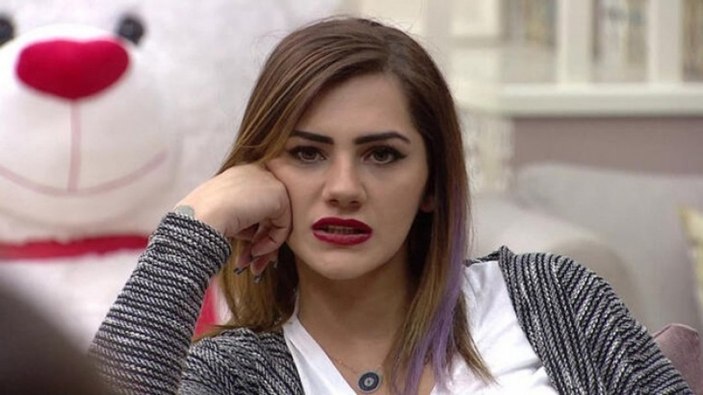 Kısmetse Olur'un Ayça'sı göbeğine kadar açtı! Göğüs  dekoltesi ile 