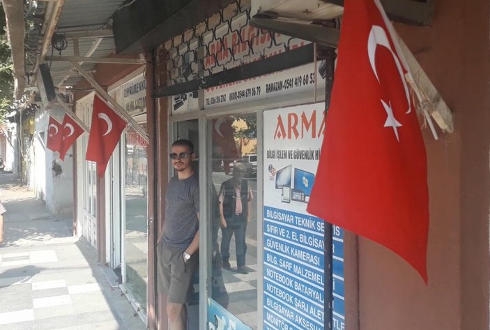 Balıkesir'de tarih öğretmeninin takdir toplayan bayrak hassasiyeti