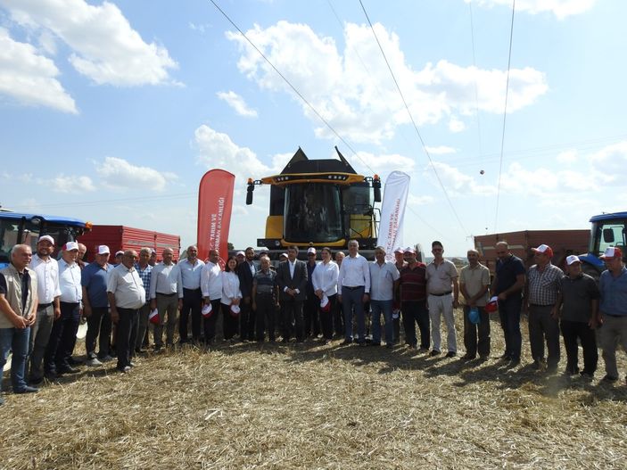 Vali Kırbıyık, biçerdövere binerek ayçiçeği hasadı yaptı