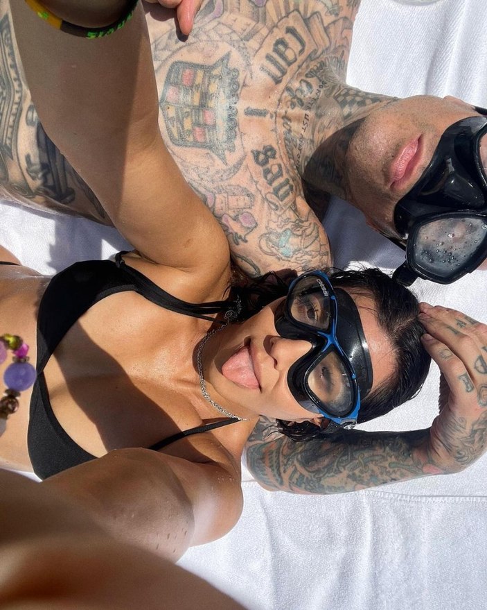 Kourtney Kardashian, yine Travis Barker'in kucağında