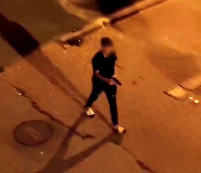Büyükçekmece'deki çocuk elindeki silahla sokakta yürüdü