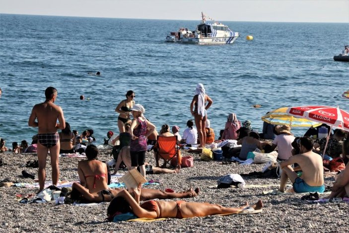 Antalya'da tatilciler boğulma ihbarına aldırış etmedi