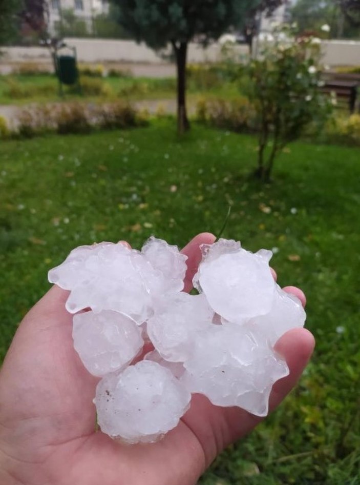 Bilecik'e ceviz büyüklüğünde dolu yağdı