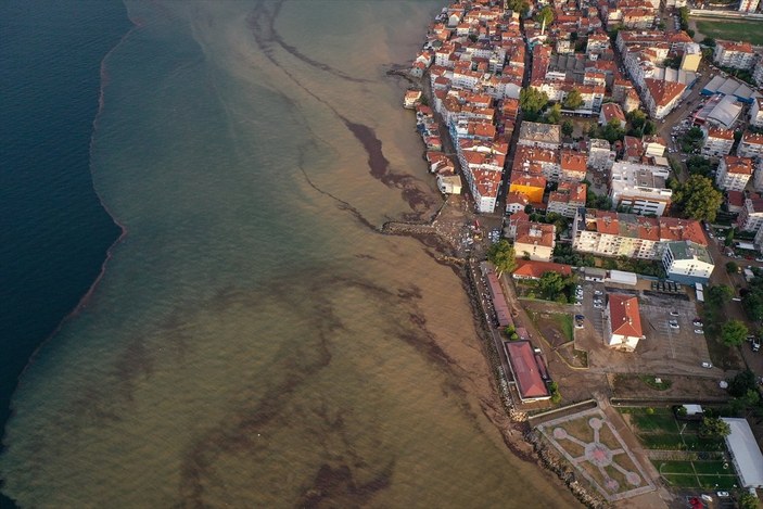 Bursa'da sağanak sonrası denizin rengi değişti