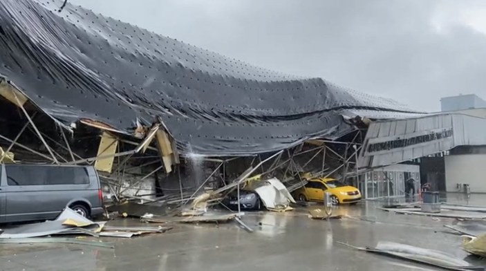 Bursa'da yıldırımın düştüğü otobüs terminalinin çatısı çöktü