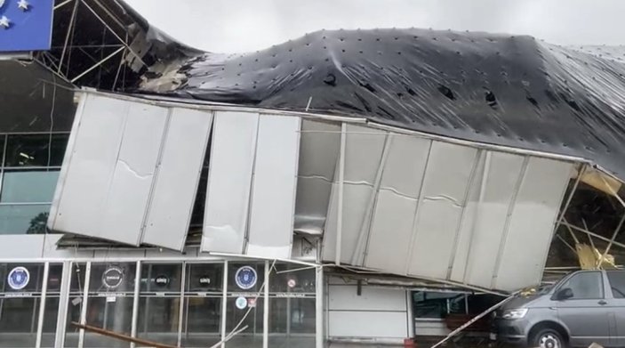 Bursa'da yıldırımın düştüğü otobüs terminalinin çatısı çöktü