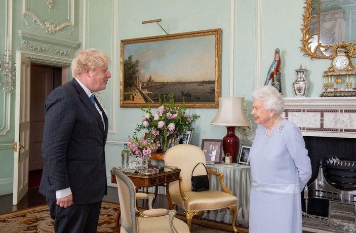 Kraliçe Elizabeth, İngiltere'nin yeni başbakanını İskoçya'da kabul edecek