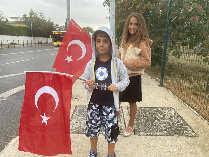 Cumhurbaşkanı Erdoğan 'Tayyip dede' diye seslenen çocuklara hediyeler verdi