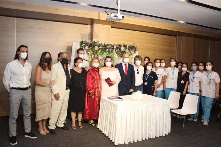 İzmir'de ameliyat öncesi nikah masasına oturan lösemi hastası taburcu oldu