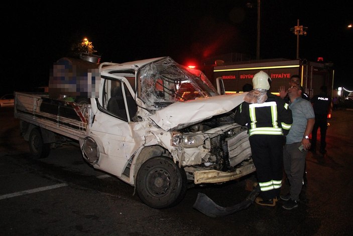 Manisa'da süt kamyoneti ile kamyon çarpıştı