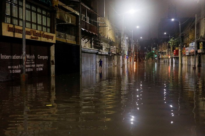 Pakistan'daki sel bölgelerinde salgın alarmı