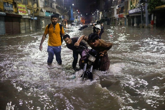 Pakistan'daki sel bölgelerinde salgın alarmı