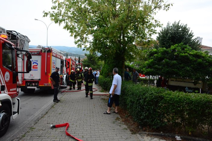 Kocaeli’de buzdolabından yangın çıktı, bina sakinleri camlardan kurtarıldı