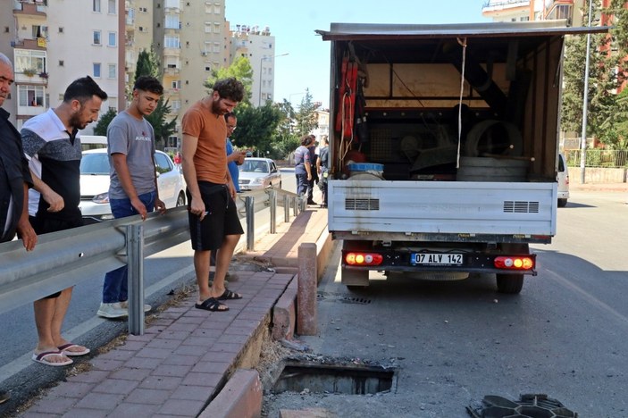 Antalya'da kablo çalmak için girdiği drenaj kanalında mahsur kaldı