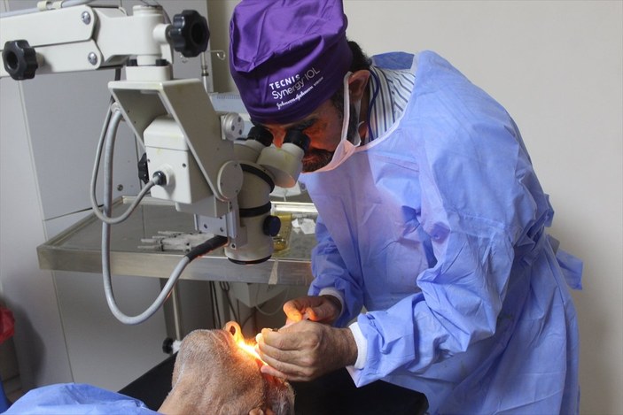 Türk doktorlar, Tel Abyad'da 50 hastaya katarakt ameliyatı yaptı