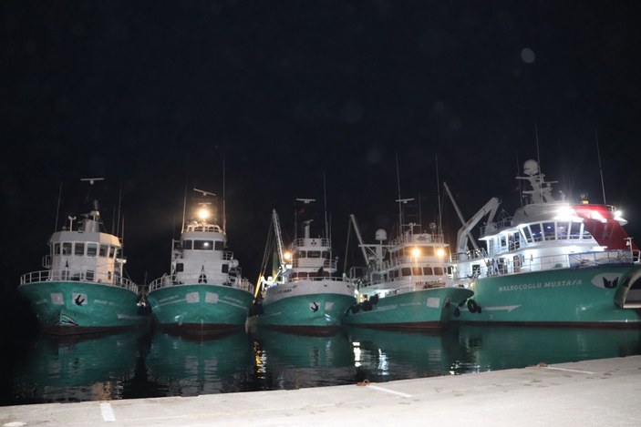 Balıkçılar av yasağının kalkmasıyla birlikte 'Vira Bismillah' dedi