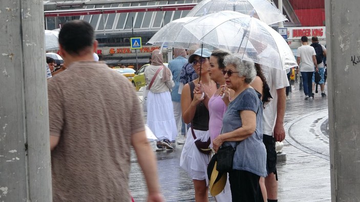 Taksim'de bir grup genç yağmurun altında dans etti