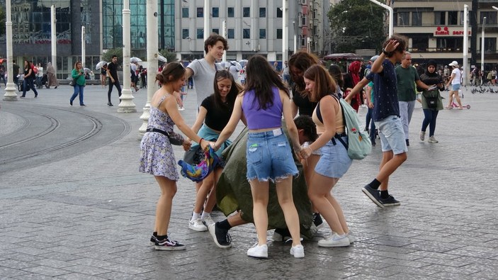 Taksim'de bir grup genç yağmurun altında dans etti