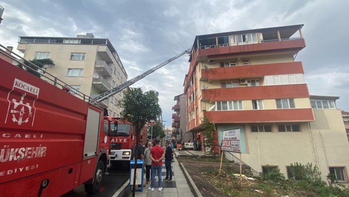 Kocaeli'de bir binaya yıldırım düştü: Korkudan 3 kişi bayıldı