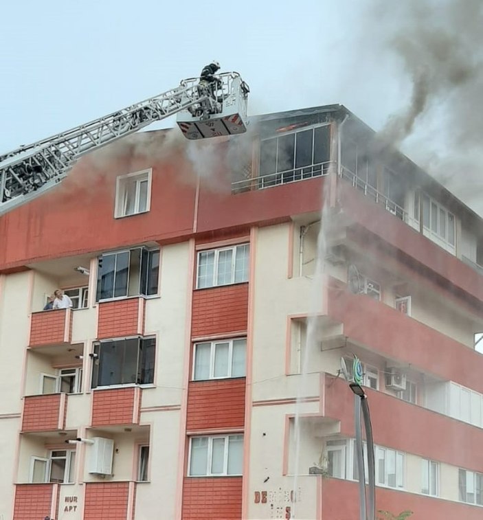 Kocaeli'de Bir Binaya Yıldırım Düştü: Korkudan 3 Kişi Bayıldı