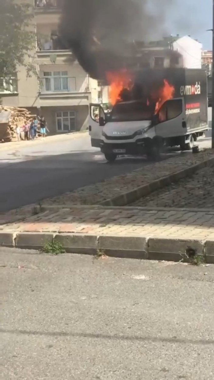 Arnavutköy’de kamyonette çıkan yangında, ‘deodorant patladı’ iddiası