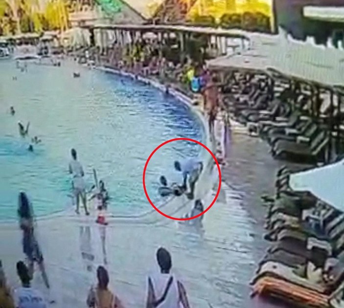 Antalya'da boğulma tehlikesi geçiren çocuğun o anları kamerada