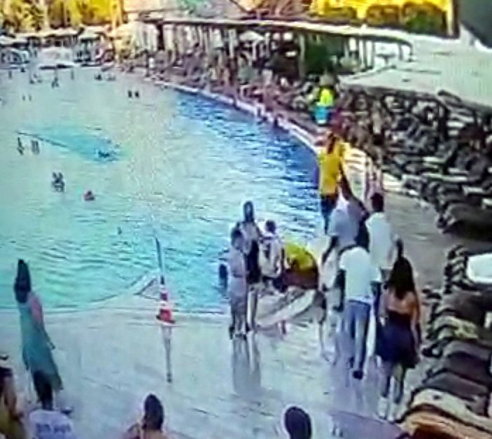 Antalya'da boğulma tehlikesi geçiren çocuğun o anları kamerada