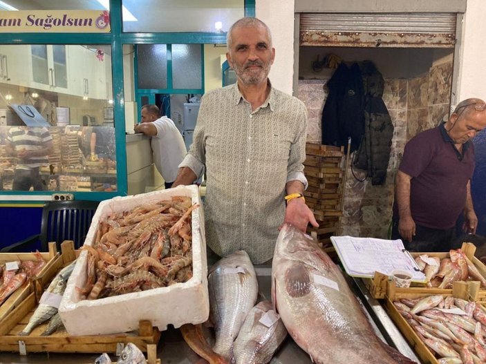 İzmir'de sabah saatlerinde avdan dönen balıkçıların tezgahları balıkla doldu