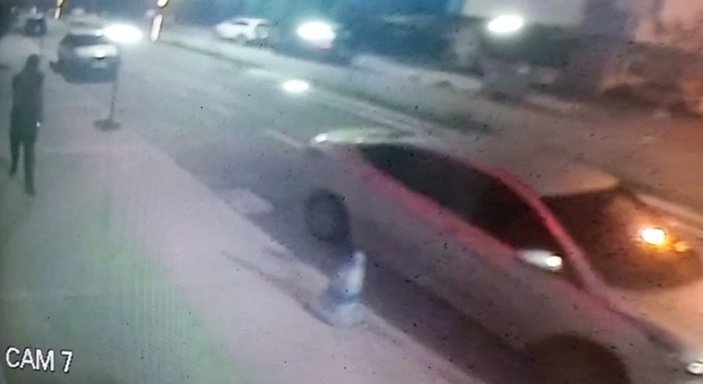 Sakarya’da otomobile camdan giren hırsız, yanlışlıkla kornaya bastı