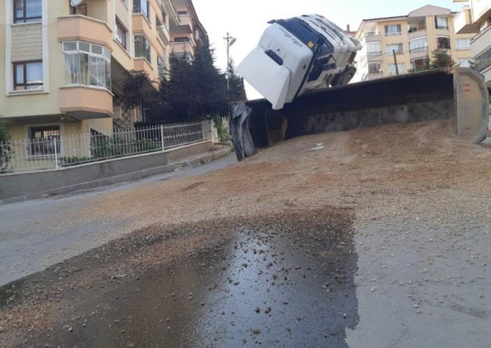 Ankara'da yokuşu çıkmaya çalışan hafriyat kamyonu devrildi