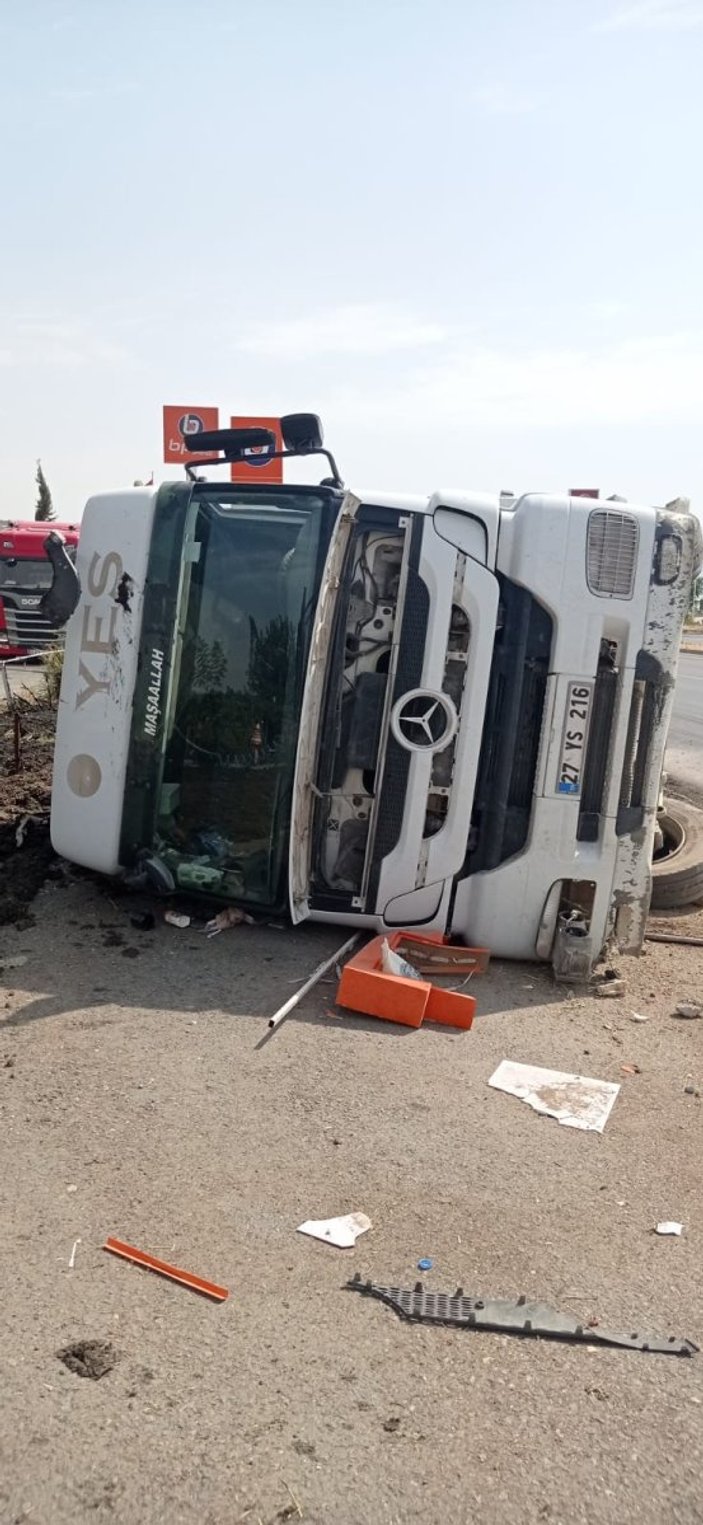 Kahramanmaraş'ta yan yatan kamyonun kaza anı
