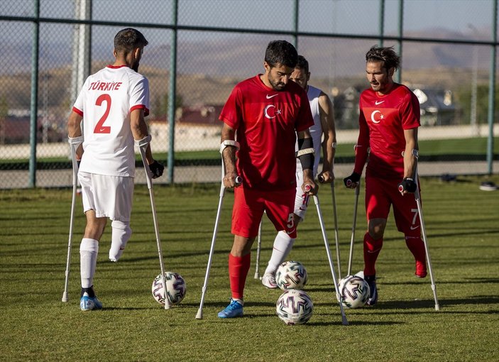 Van depreminde ayağını kaybeden Okan Şahiner'in milli futbolculuk hikayesi