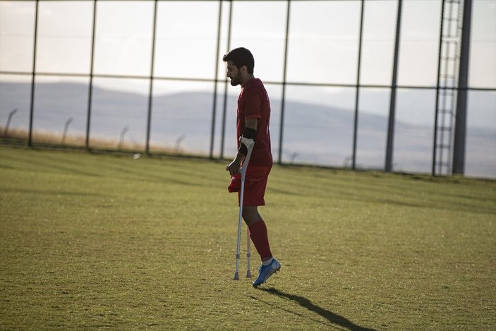 Van depreminde ayağını kaybeden Okan Şahiner'in milli futbolculuk hikayesi