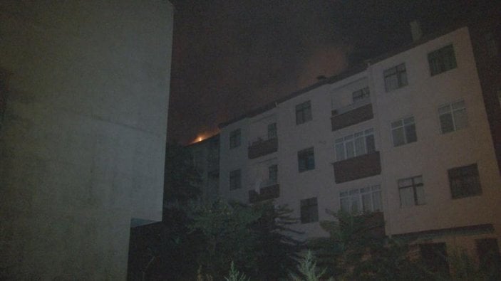 Kayseri’de bulunan apartmanın çatı katında yangın çıktı