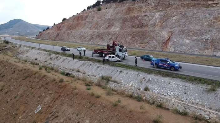 Afyonkarahisar'da 30 metrelik şarampole devrilen otomobildeki 2 kişi hayatını kaybetti