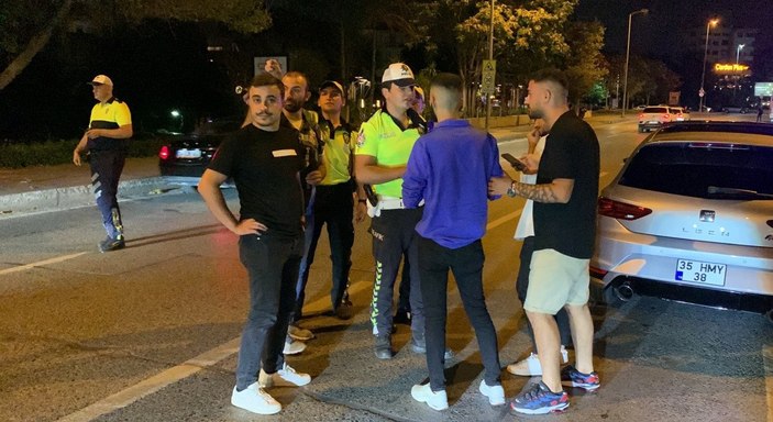 İstanbul'da trafik denetimi: ceza yiyip otomobil önünde poz verdiler