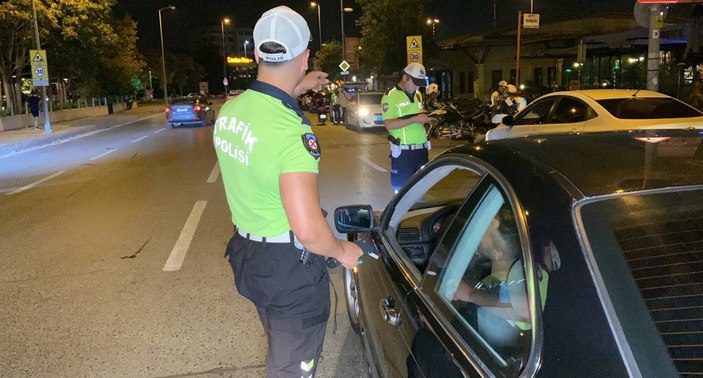 İstanbul'da trafik denetimi: ceza yiyip otomobil önünde poz verdiler