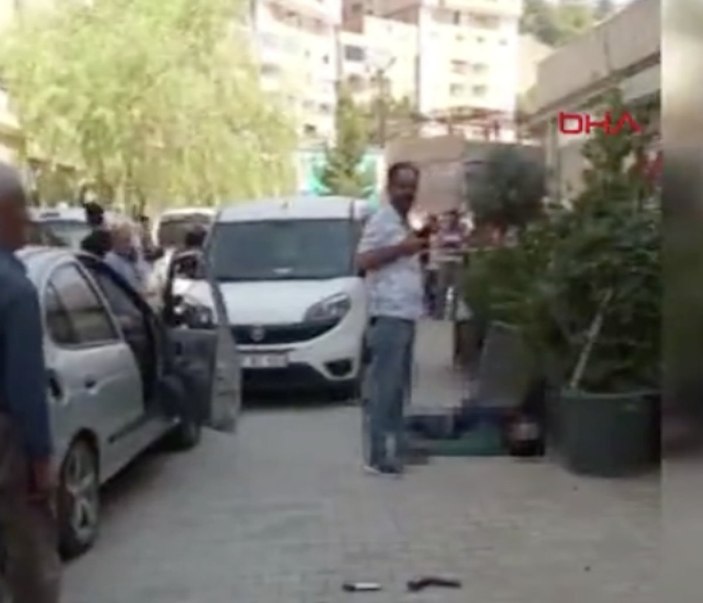 Mardin'de mühürlenen dükkanın fotoğrafını çekerken kurşunlandı