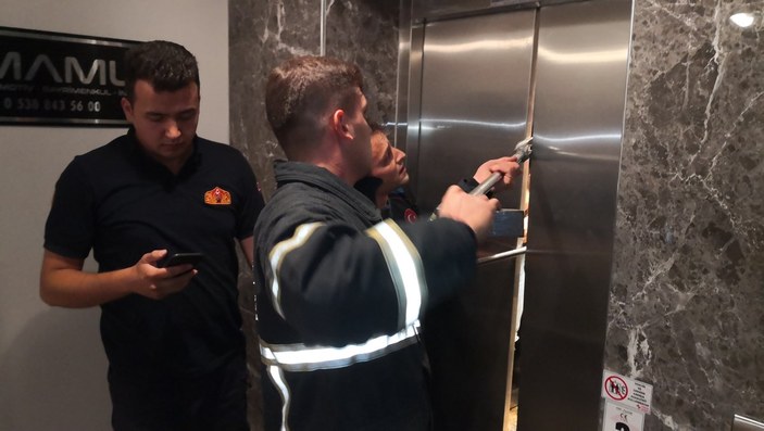 Aksaray'da asansörde kalanların kahkaha atıp küfür yağdırdığı anlar