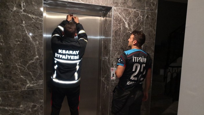 Aksaray'da asansörde kalanların kahkaha atıp küfür yağdırdığı anlar
