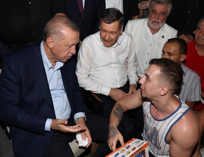 Cumhurbaşkanı Erdoğan gençlere çay ısmarladı