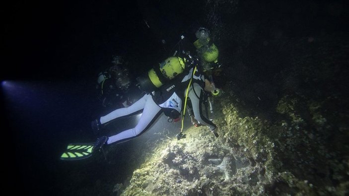 Karaburun'un derindeki güzellikleri gece dalışlarıyla keşfediliyor